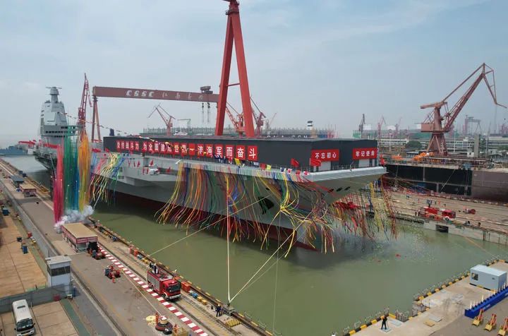 八萬(wàn)余噸！電磁彈射！福建艦下水命名
